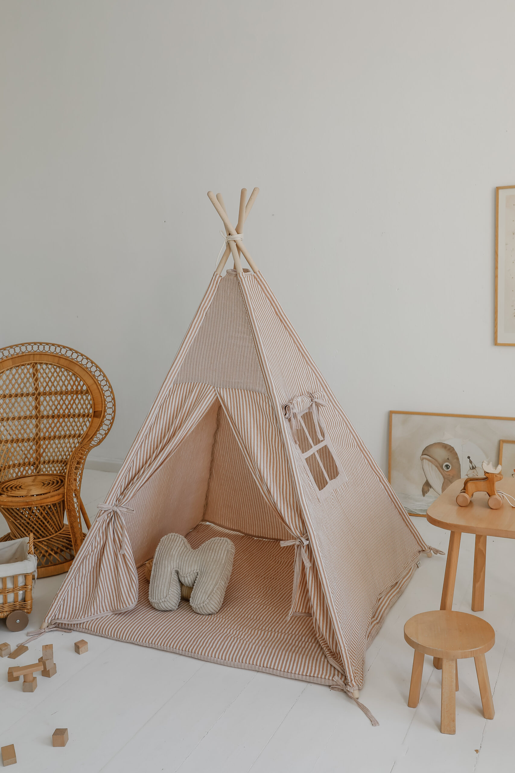 Dryžuota vaikiška tipi palapinė su dvipusiu muslino kilimėliu - smėlinė