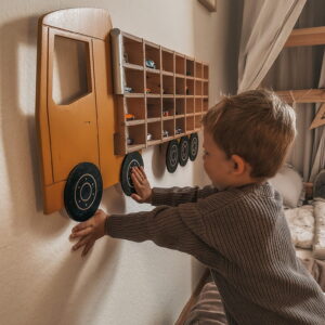 Personalizuota sunkvežimio formos medinė lentyna „Hot Wheels“ mašinėlėms (24 vnt.) - įvairių spalvų