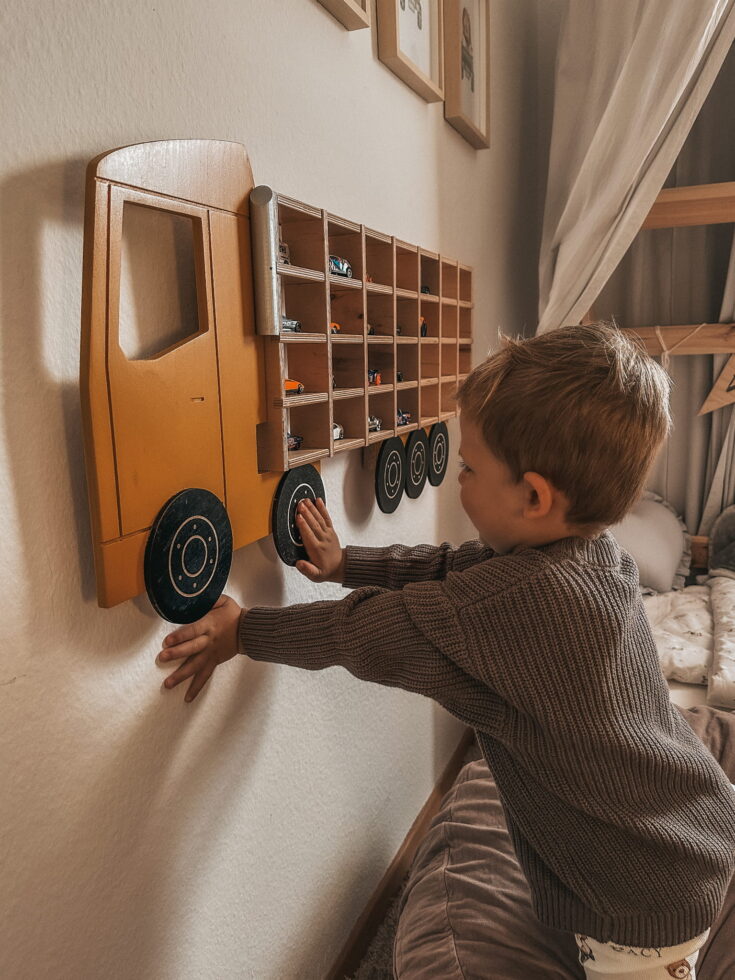 Personalizuota sunkvežimio formos medinė lentyna „Hot Wheels“ mašinėlėms (24 vnt.) - įvairių spalvų