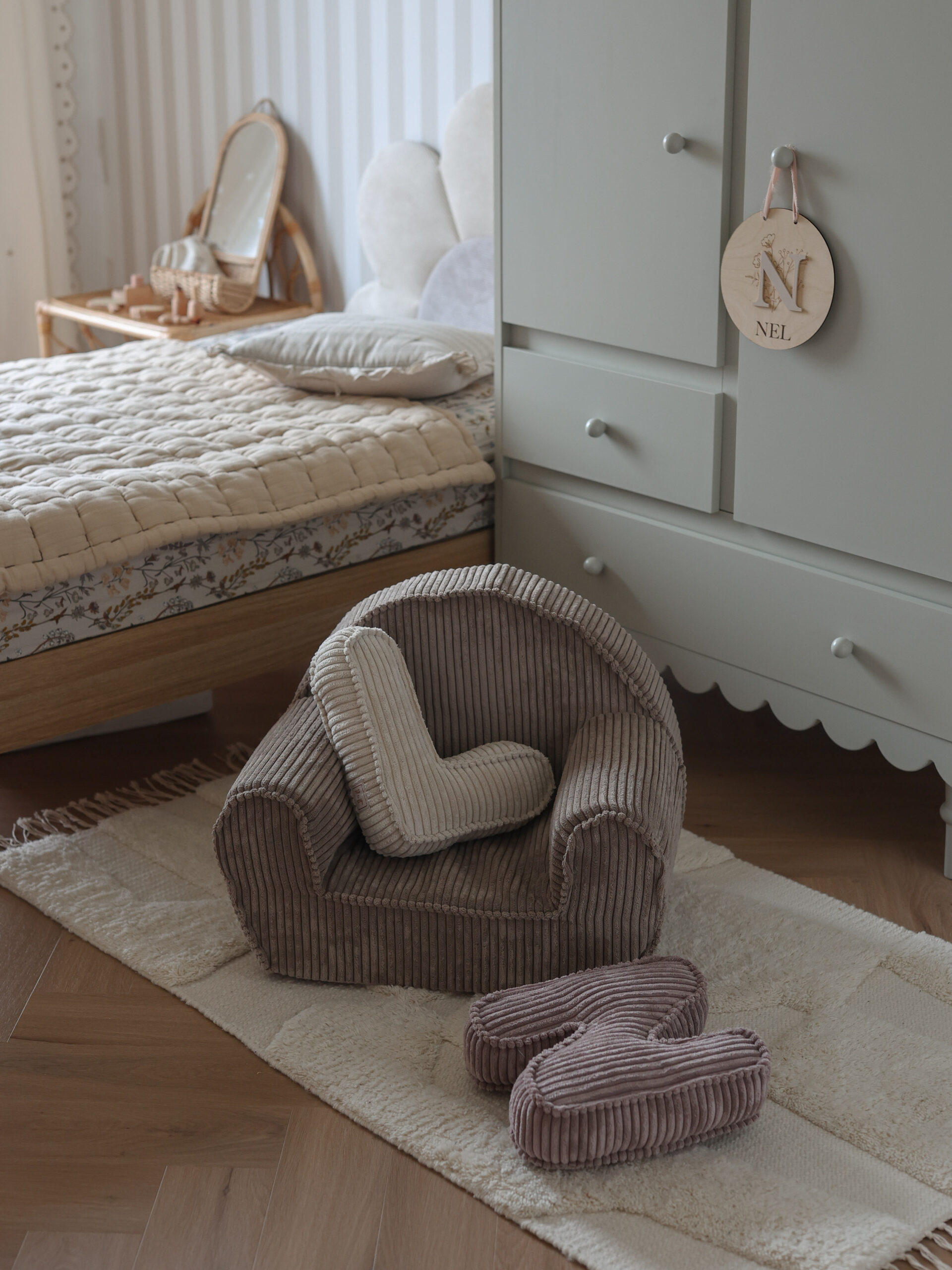 Personalizuota raidės pagalvėlė – balkšva - Image 5