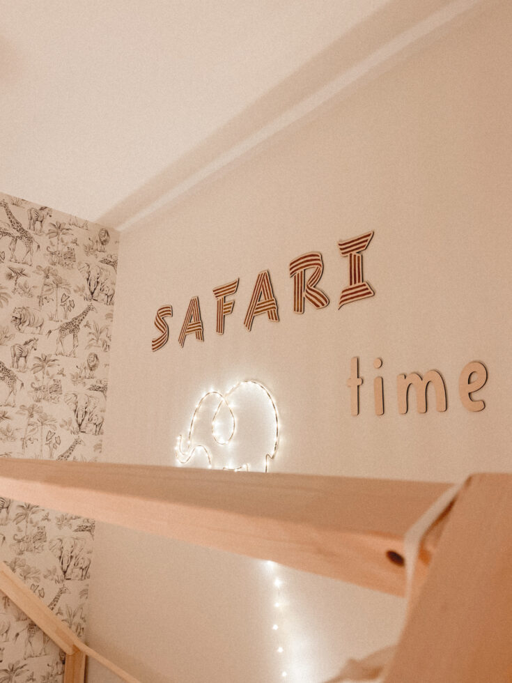 Medinis sienos užrašas „Safari Time” - Image 9