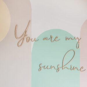 Medinis sienos užrašas „You Are My Sunshine“