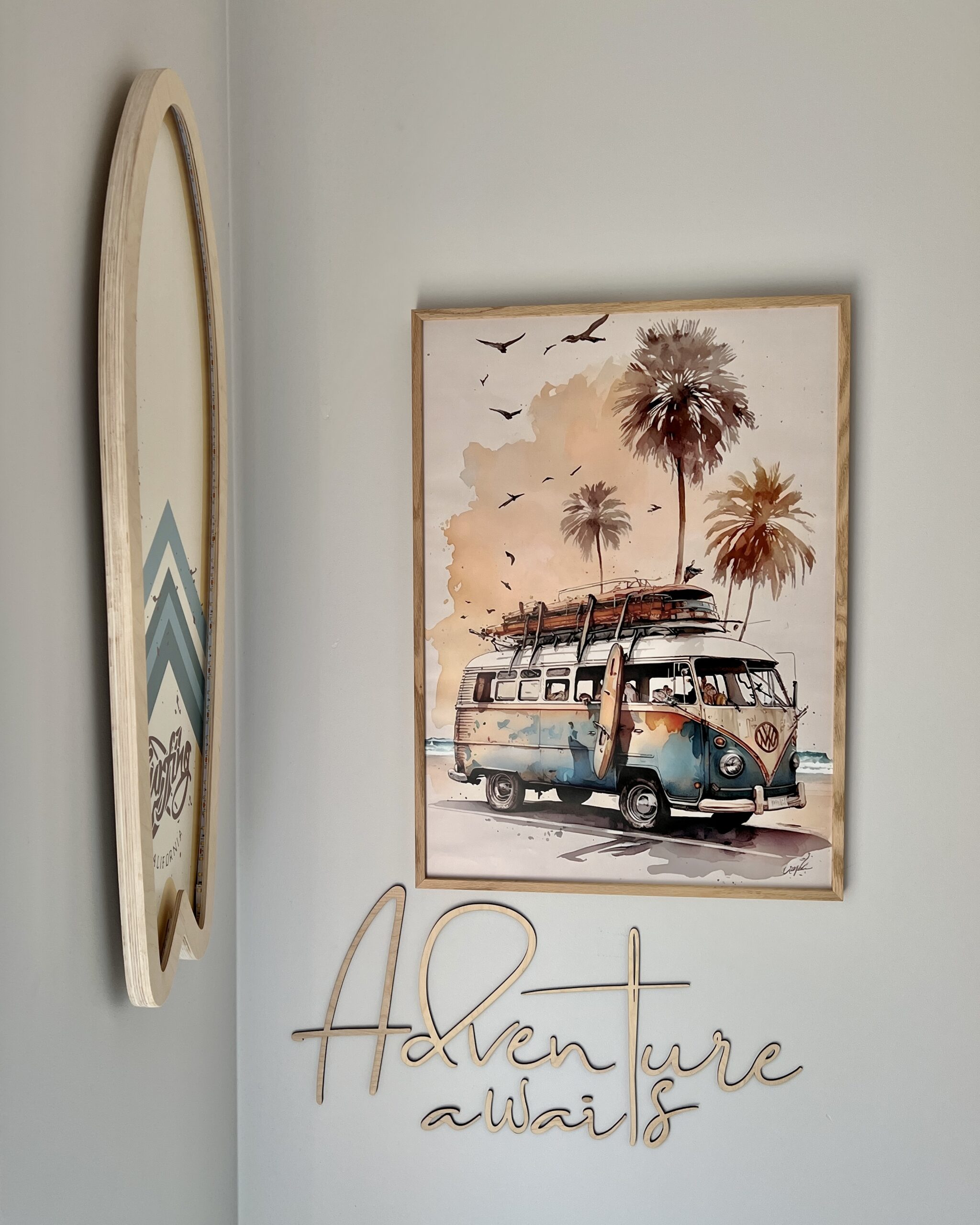Medinis sienos užrašas „Adventure Awaits“ - Image 3