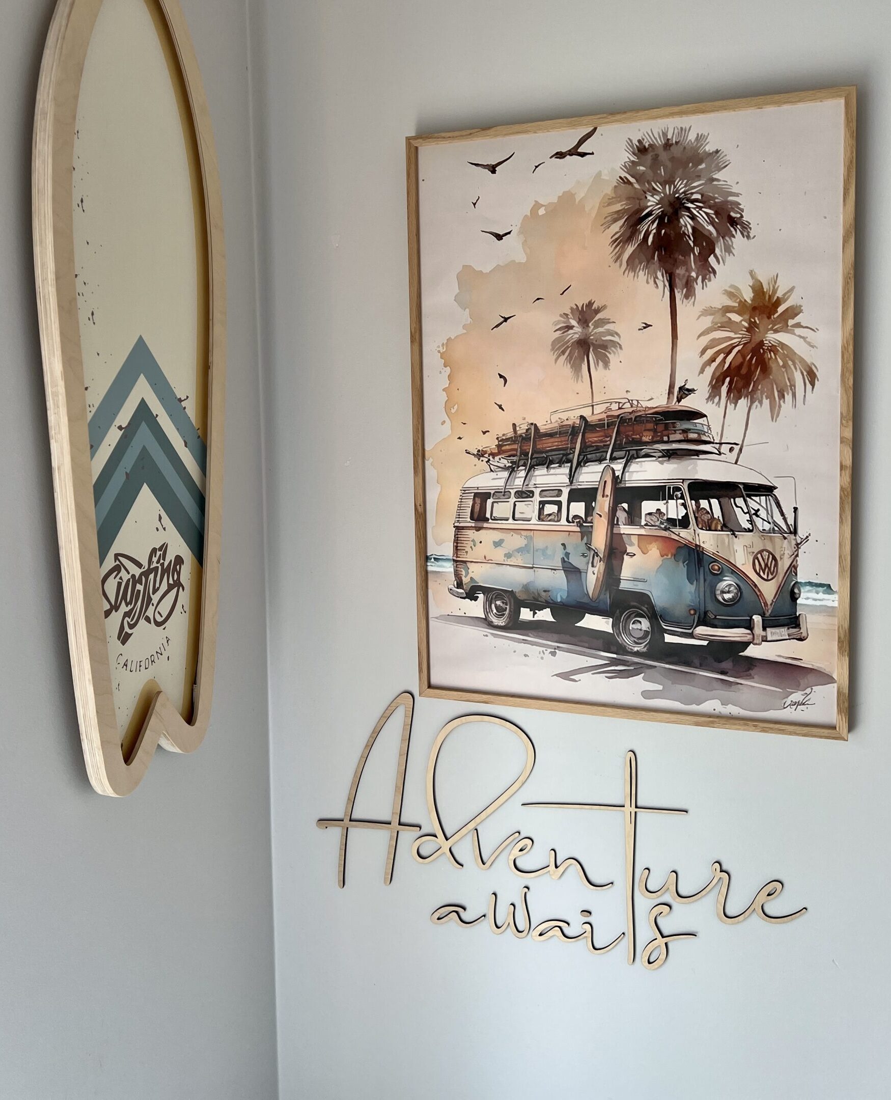 Medinis sienos užrašas „Adventure Awaits“ - Image 4