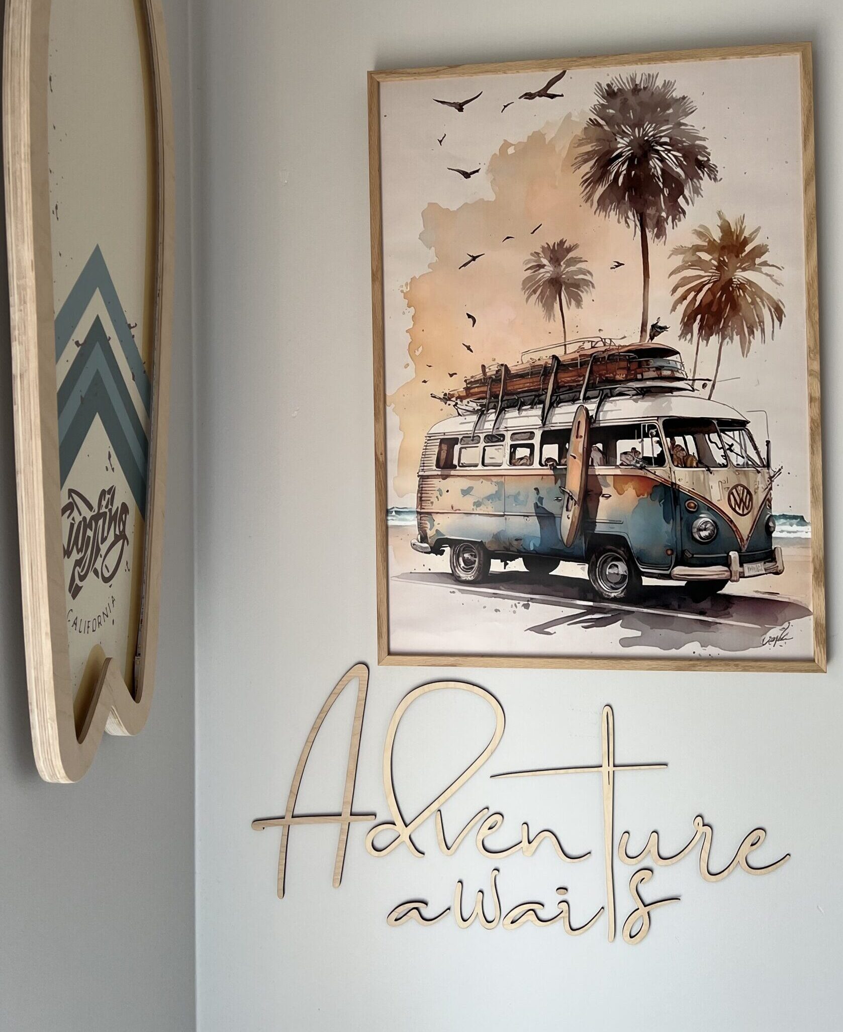 Medinis sienos užrašas „Adventure Awaits“ - Image 2