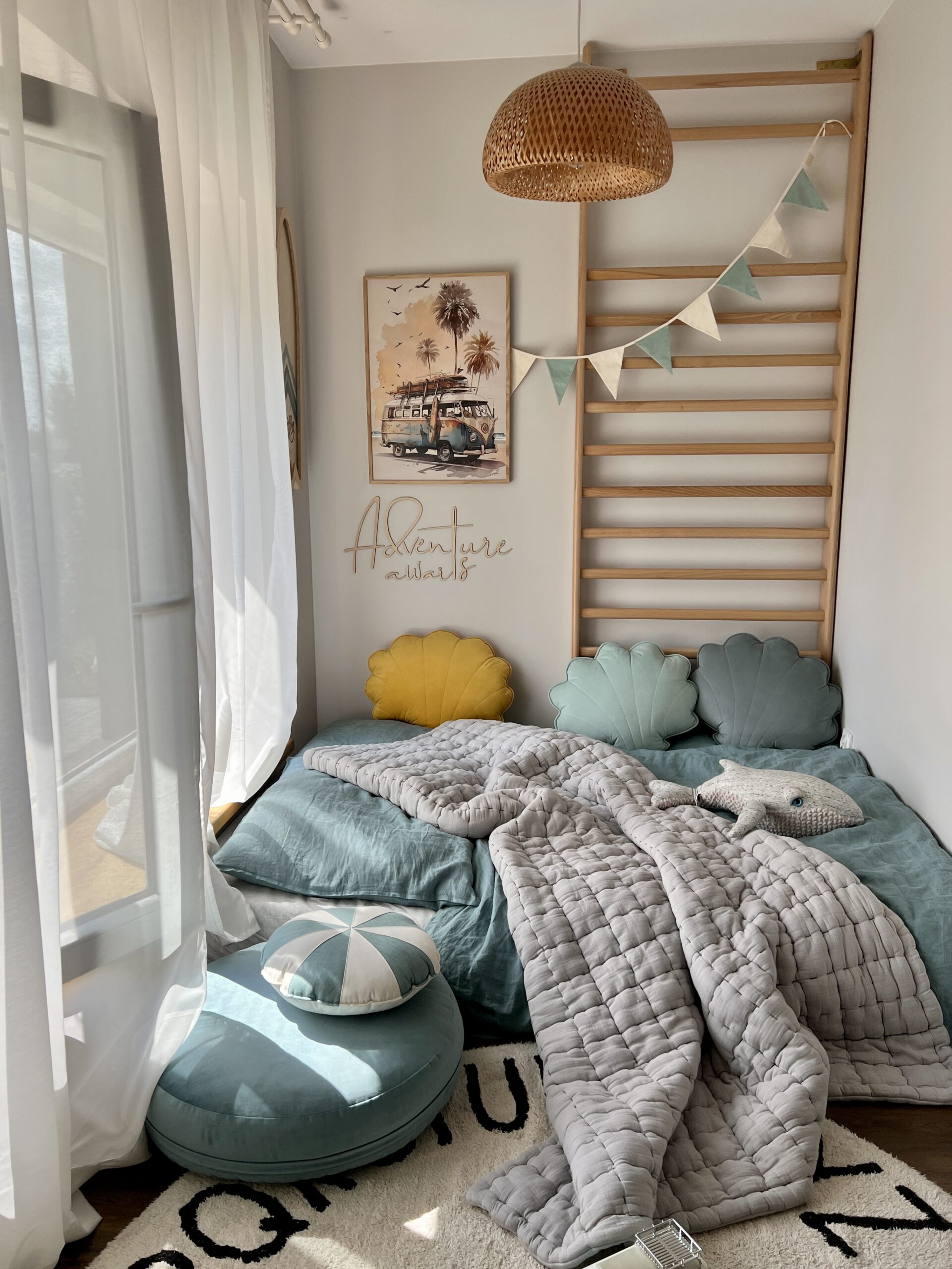 Medinis sienos užrašas „Adventure Awaits“ - Image 5