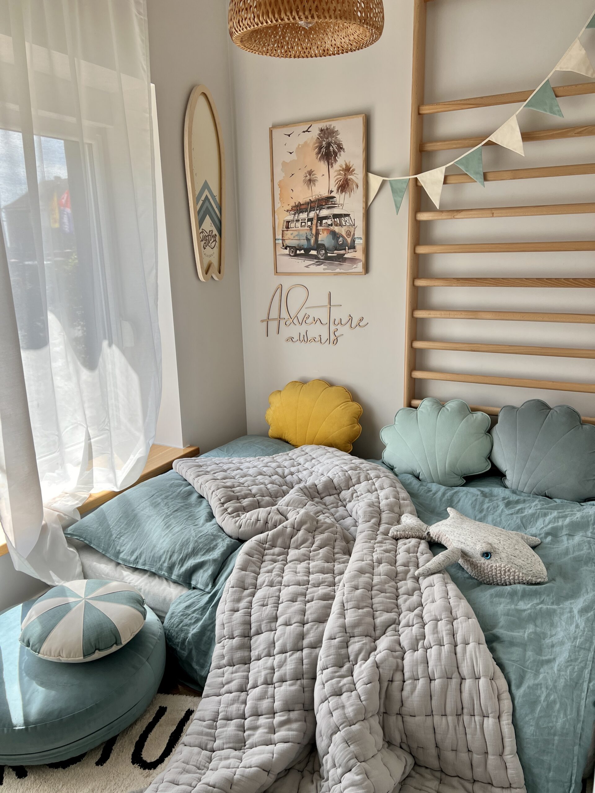 Medinis sienos užrašas „Adventure Awaits“ - Image 6