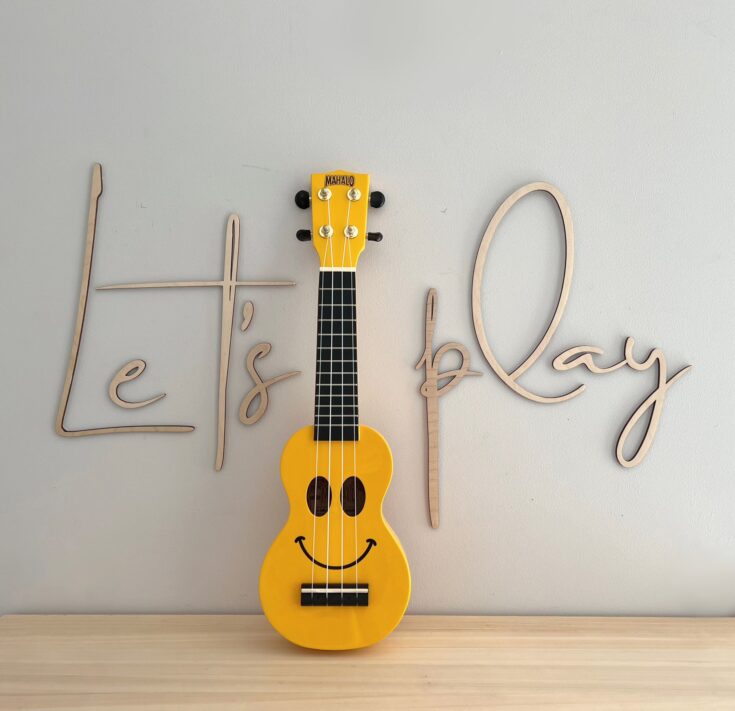 Medinis sienos užrašas „Let's Play“