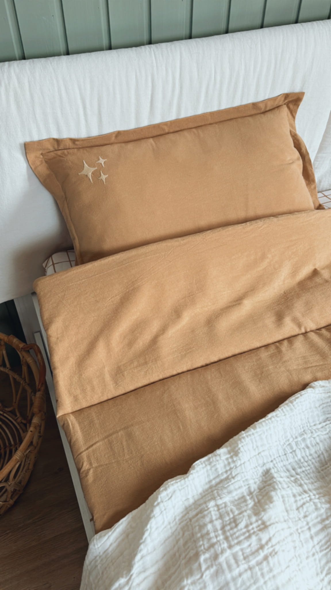 Skalbtos medvilnės patalynės komplektas su užpildu "Žvaigždės" - camel spalva