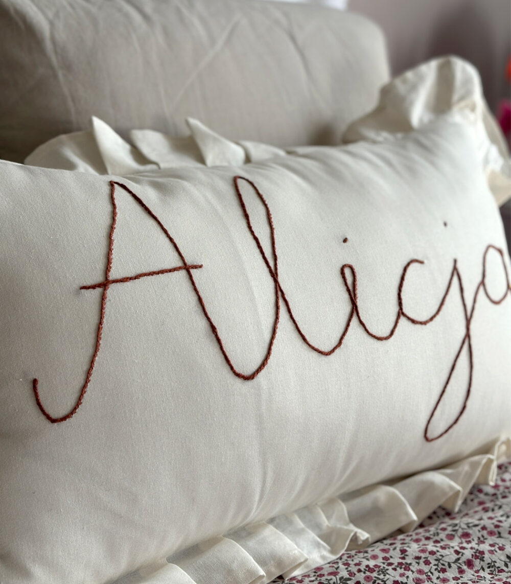 Personalizuota lininė pagalvėlė su raukiniais – kreminė - Image 4
