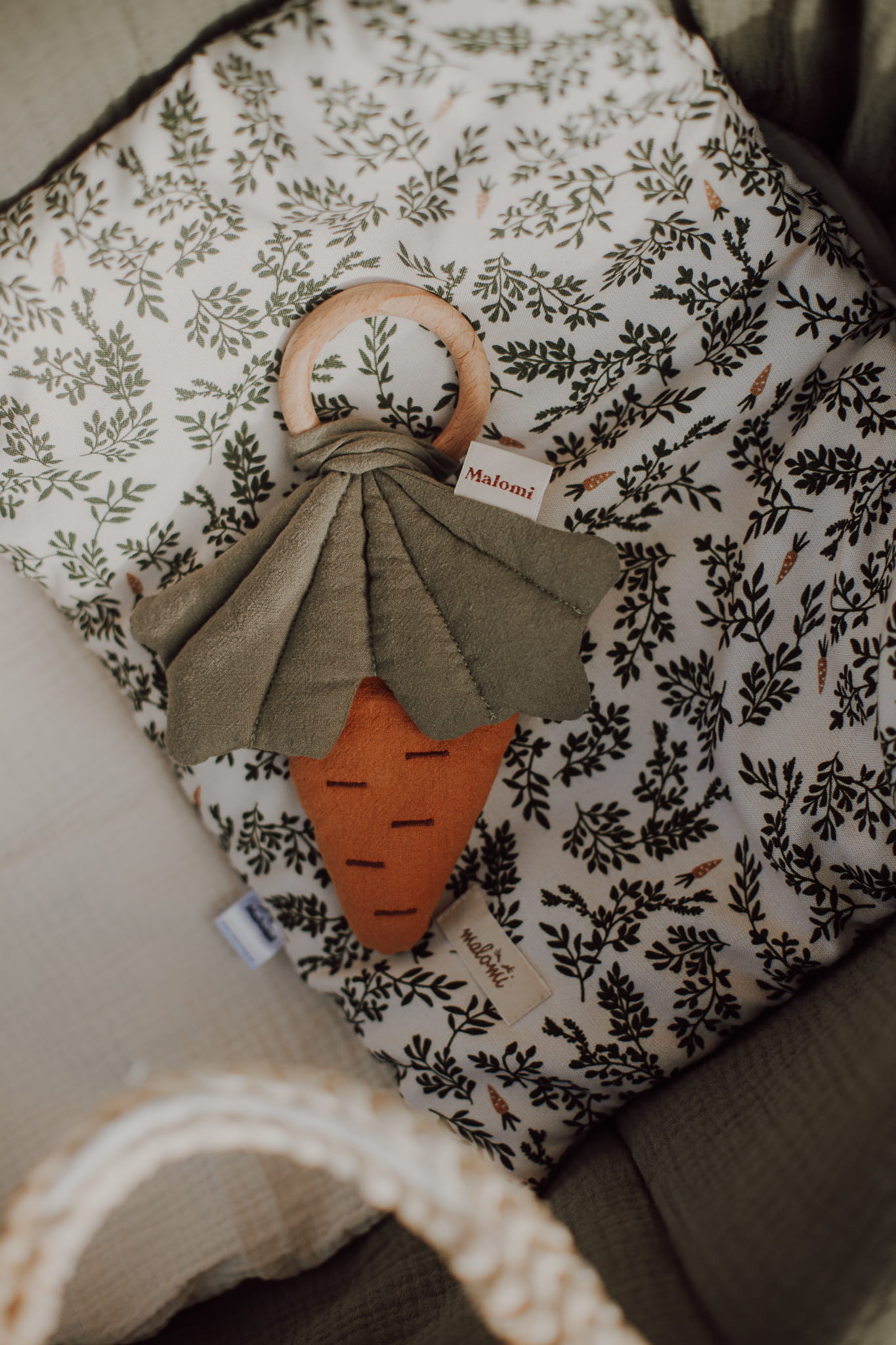 Morkos formos barškutis su mediniu kramtuku - Image 2