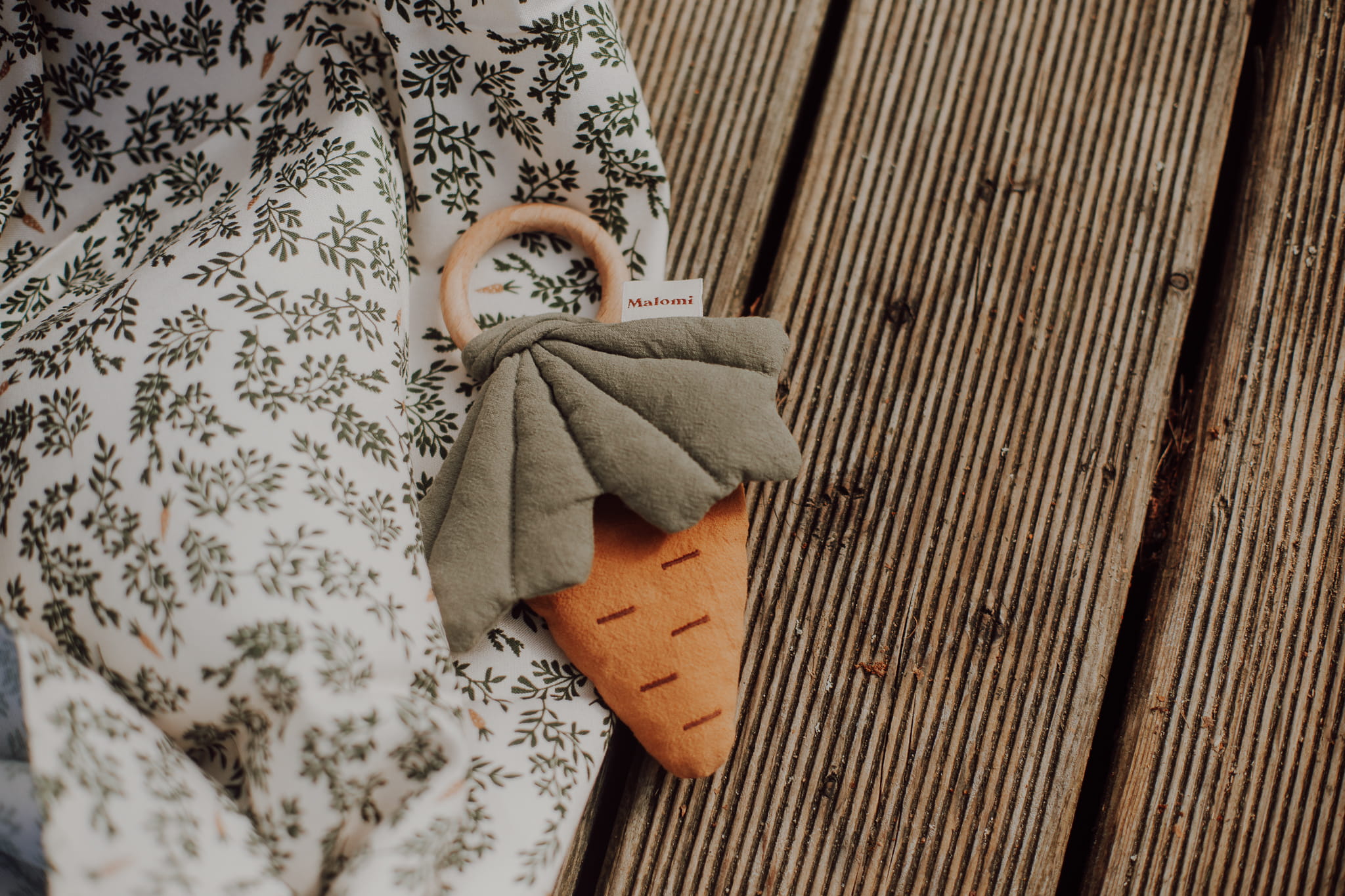 Morkos formos barškutis su mediniu kramtuku