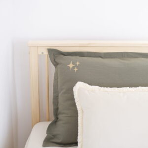 Personalizuota aksominė pagalvė su kutais „Delux“ – vanilinė kreminė