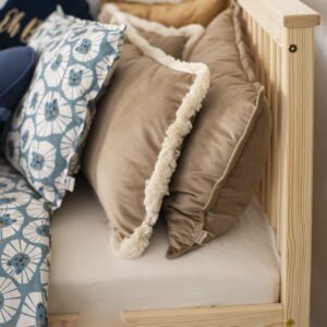 Personalizuota aksominė pagalvė su kutais „Delux“ – latte spalva