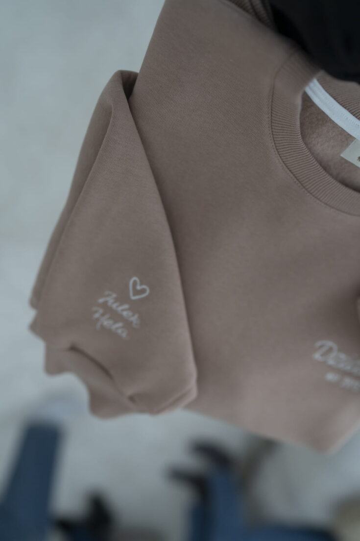 Personalizuotas megztinis Unisex - švelni kakavinė spalva