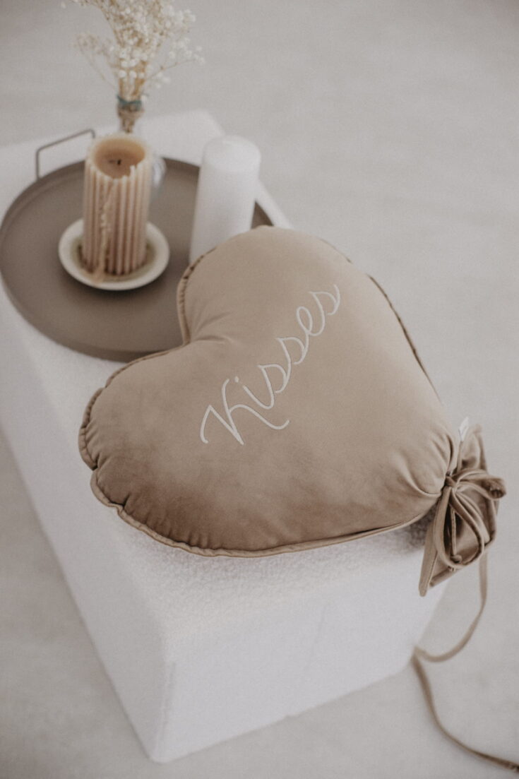 Personalizuota širdelės formos balioninė pagalvėlė „Delux“ - latte spalva - Image 2