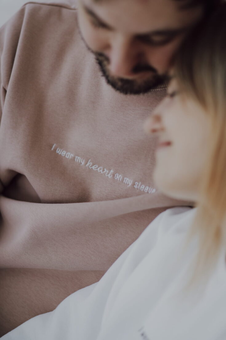 Personalizuotas megztinis Unisex - švelni kakavinė spalva - Image 4