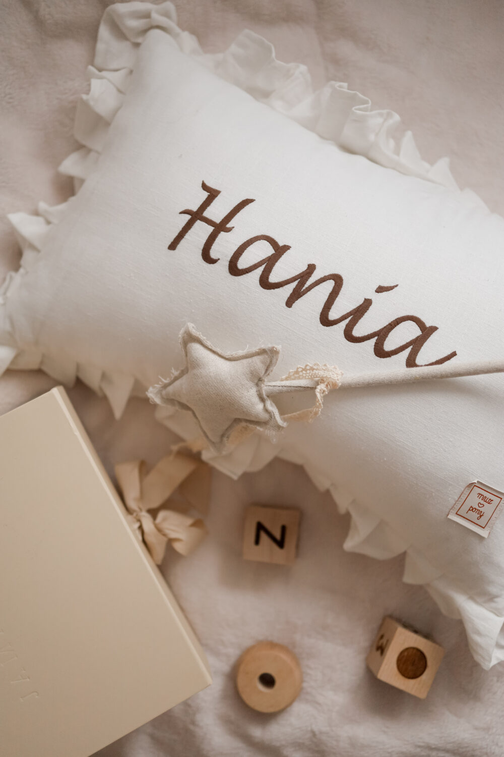 Personalizuota lininė pagalvėlė su raukiniais – kreminė