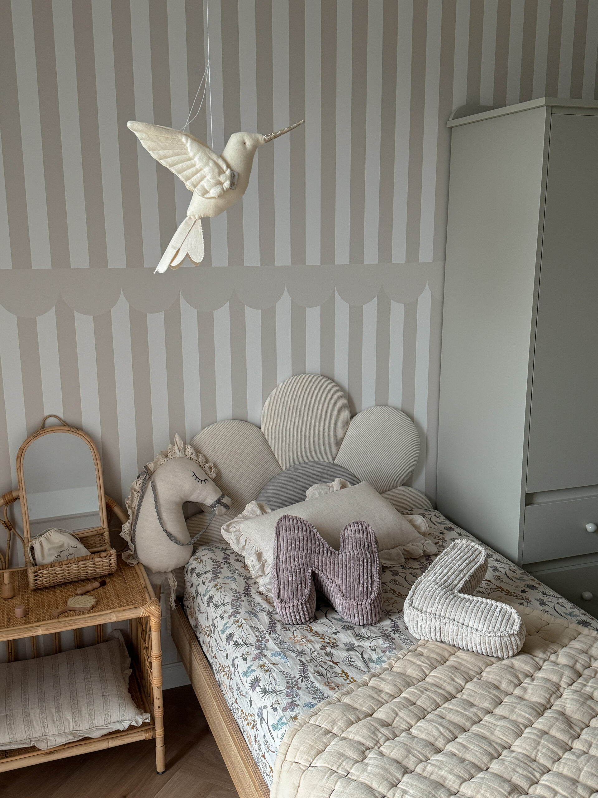 Personalizuota raidės pagalvėlė – balkšva - Image 6