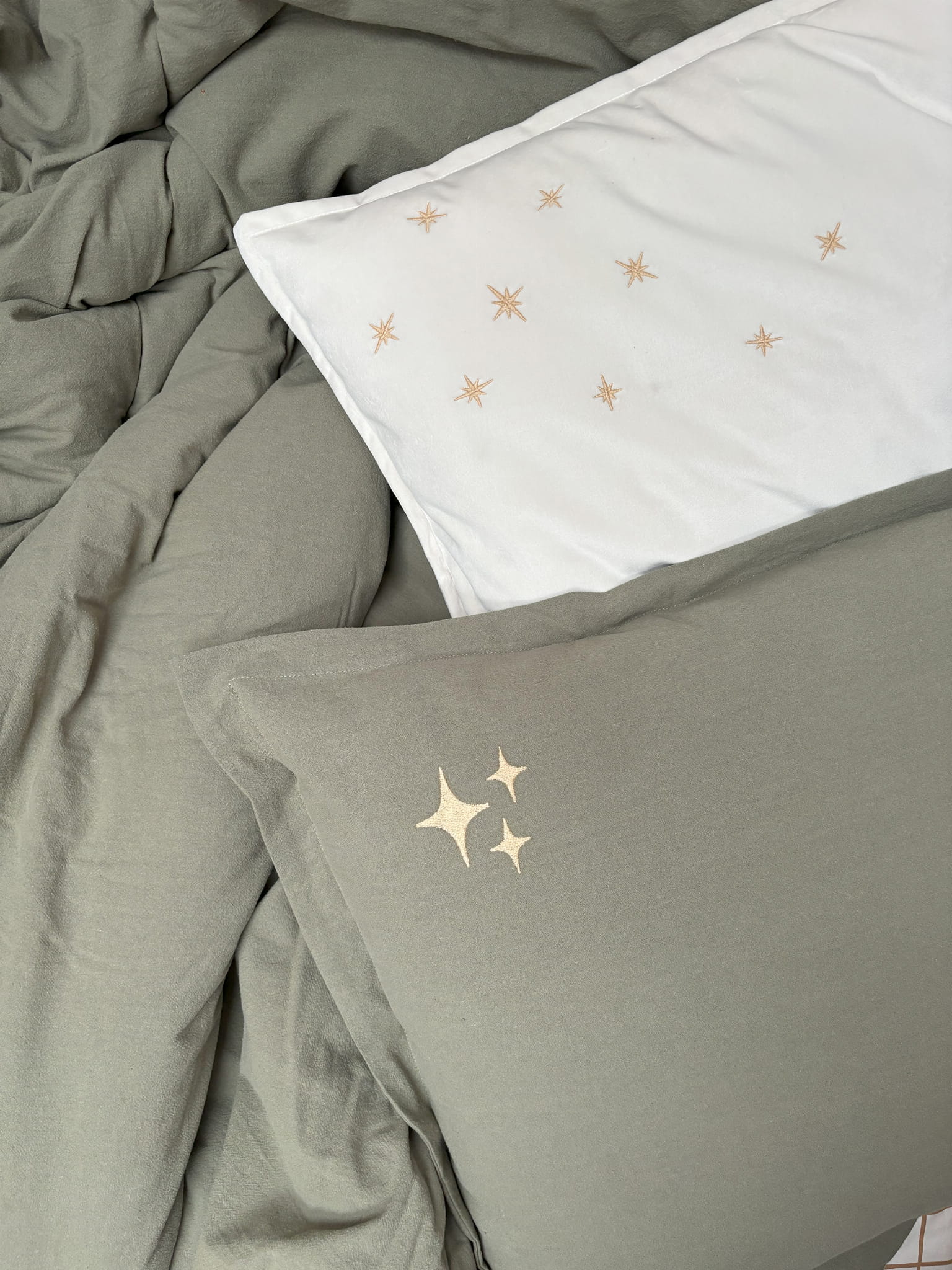 Skalbtos medvilnės patalynės komplektas su užpildu "Žvaigždės" - miško žalia - Image 2