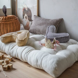 Rankomis dygsniuotas žaidimų čiužinys „Linen Corner“ - kreminė