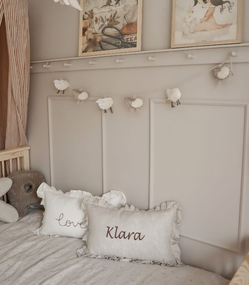 Personalizuota lininė pagalvėlė su raukiniais – kreminė - Image 5