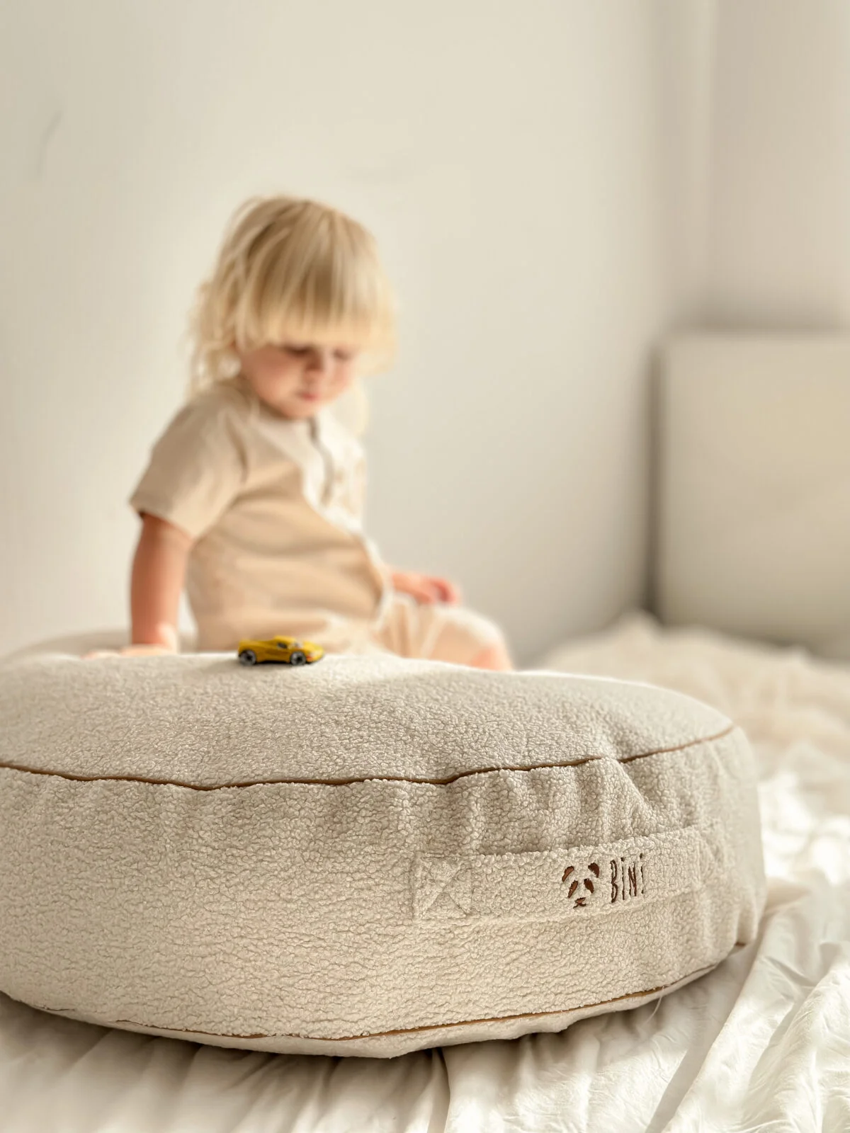 Midi minkštas pufas su cinamono spalvos kantavimo juostele