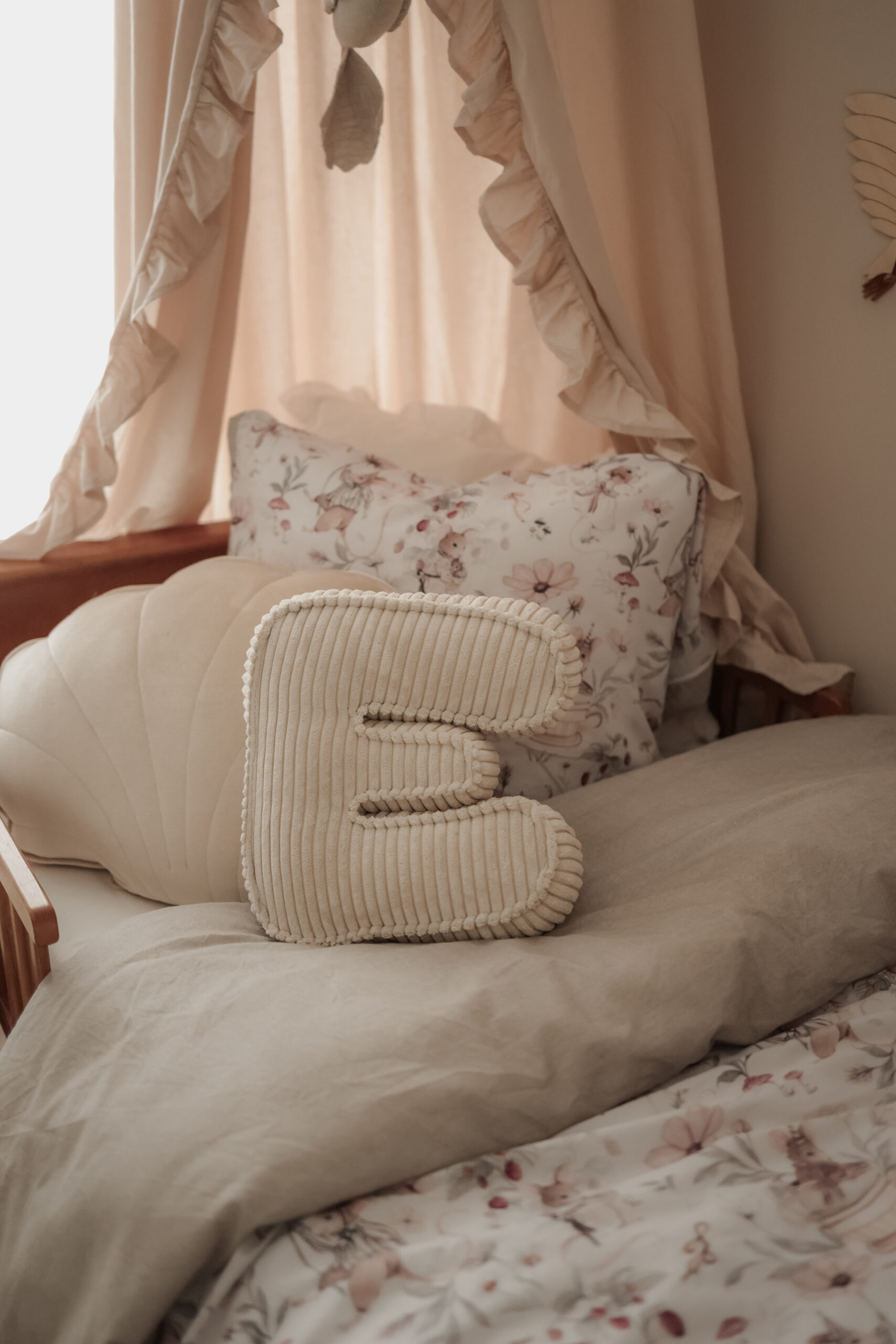 Personalizuota raidės pagalvėlė – balkšva - Image 4