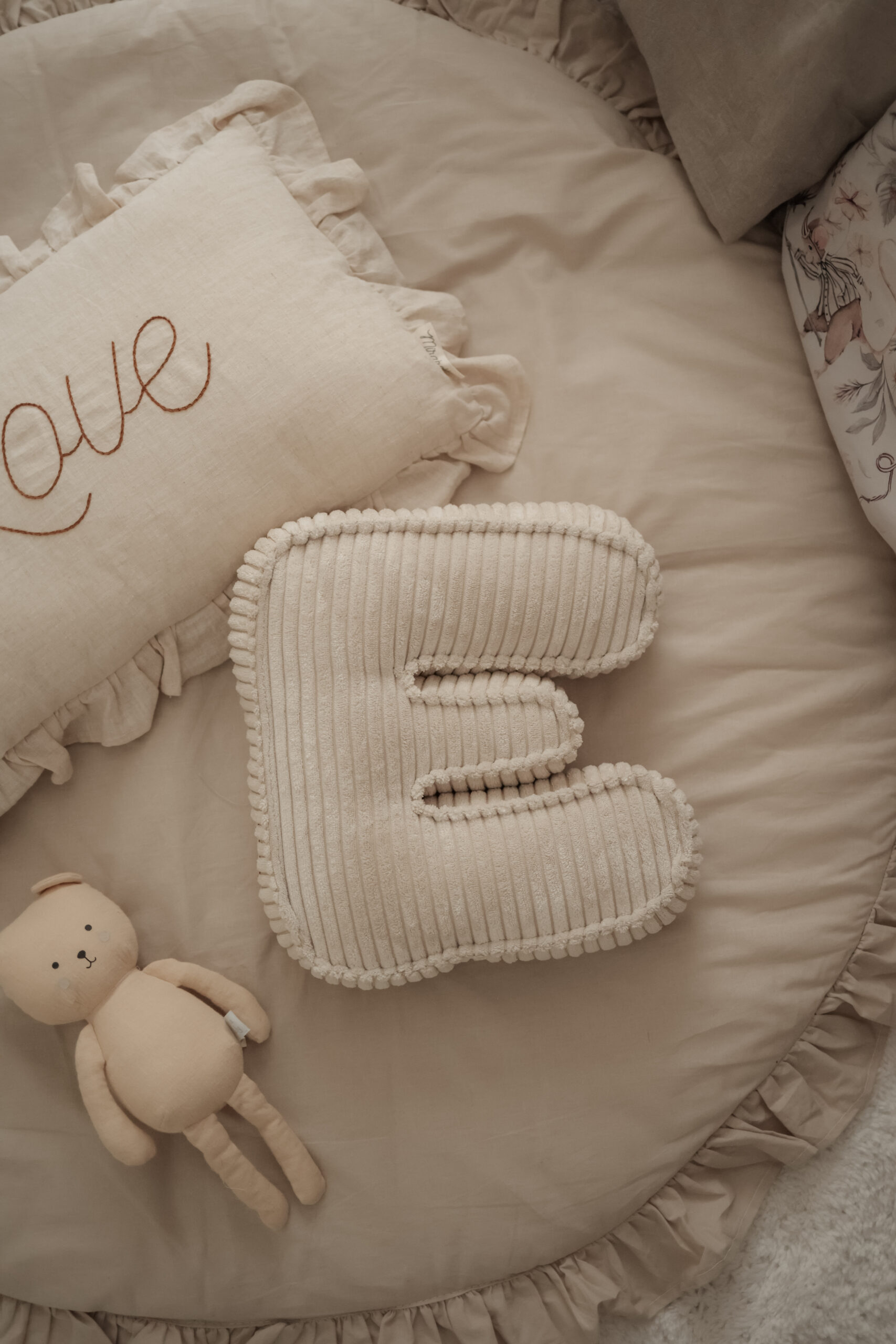 Personalizuota raidės pagalvėlė – balkšva - Image 3