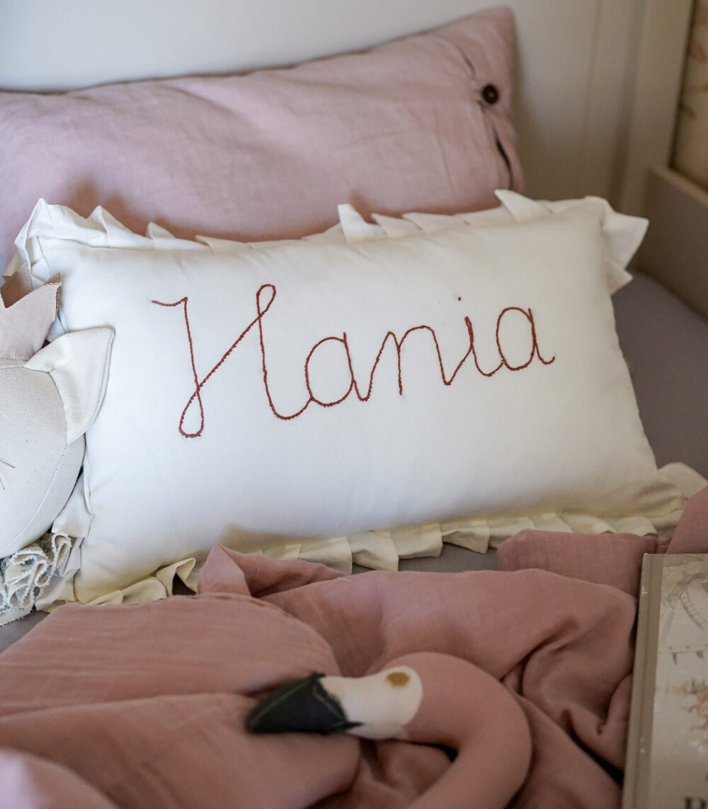 Personalizuota lininė pagalvėlė su raukiniais – kreminė - Image 3