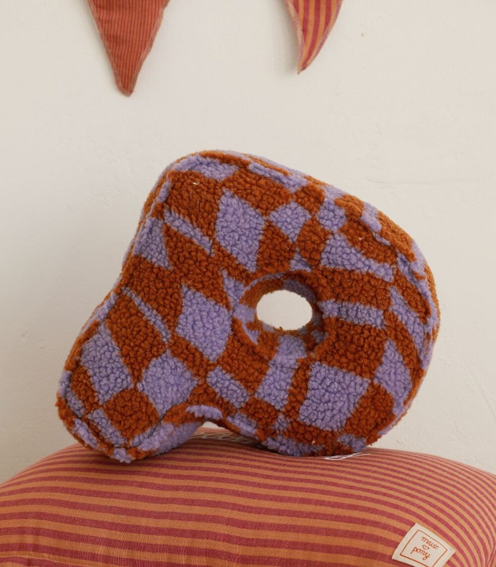 Personalizuota raidės pagalvėlė "Teddy Graphic"