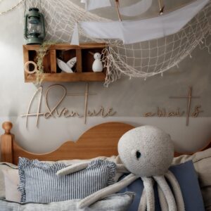 Medinis sienos užrašas „Adventure Awaits“