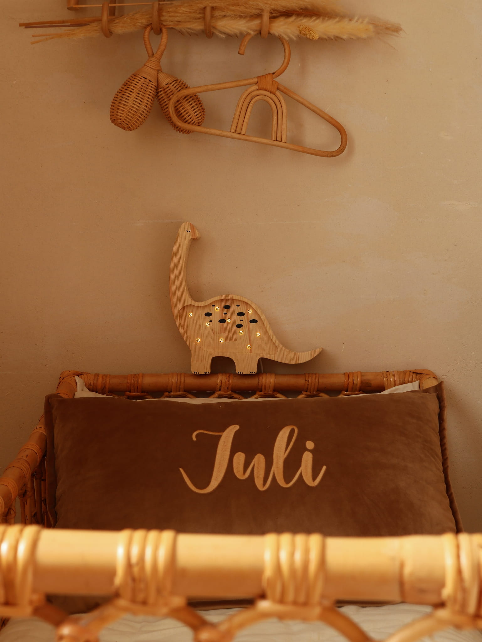 Personalizuota dekoratyvinė aksominė pagalvė „Delux“ – latte spalva - Image 2