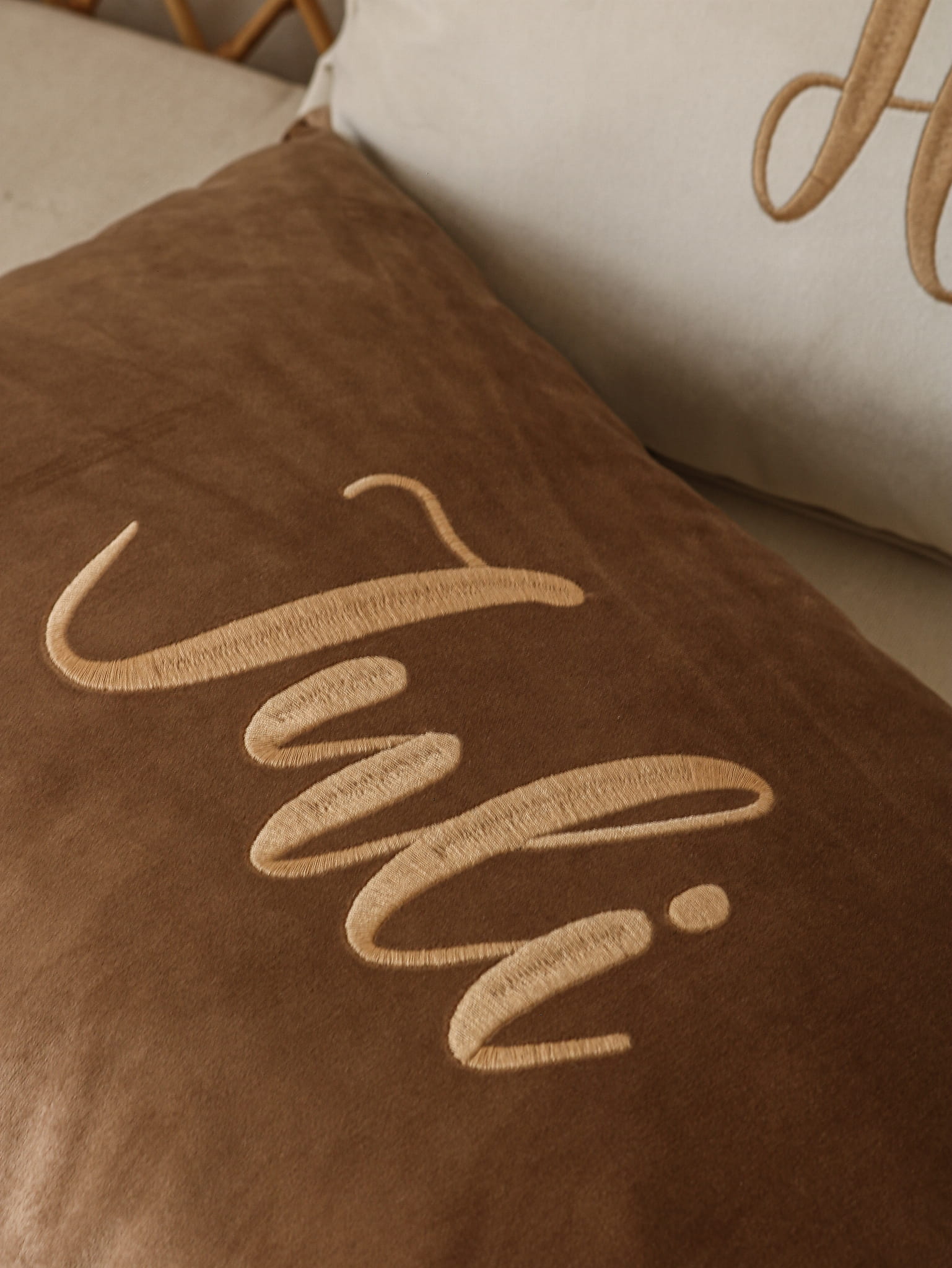 Personalizuota dekoratyvinė aksominė pagalvė „Delux“ – latte spalva - Image 3