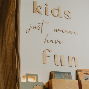 Medinis sienos užrašas "KIDS just wanna have fun"
