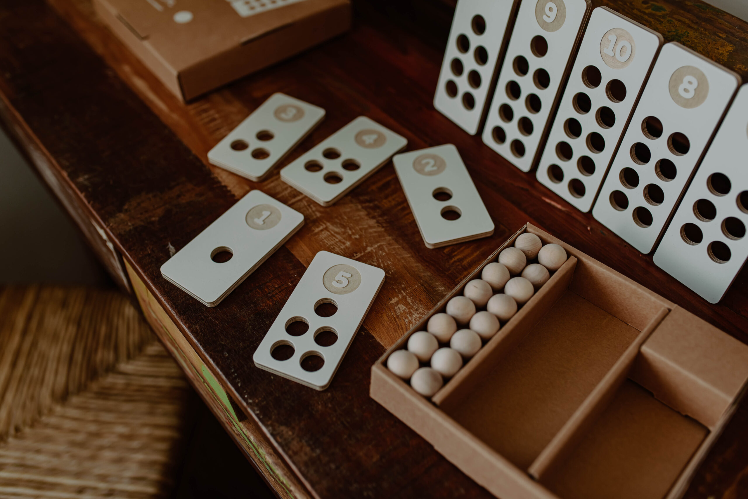 Medinės skaičiavimo kaladėlės su rutuliukais