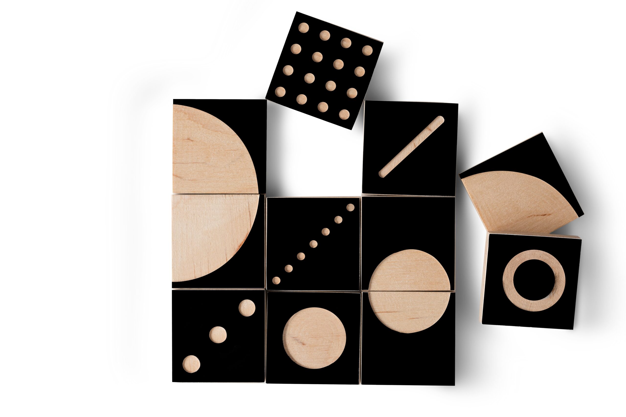 Kontrastinės lavinamosios medinės kaladėlės su kortelėmis