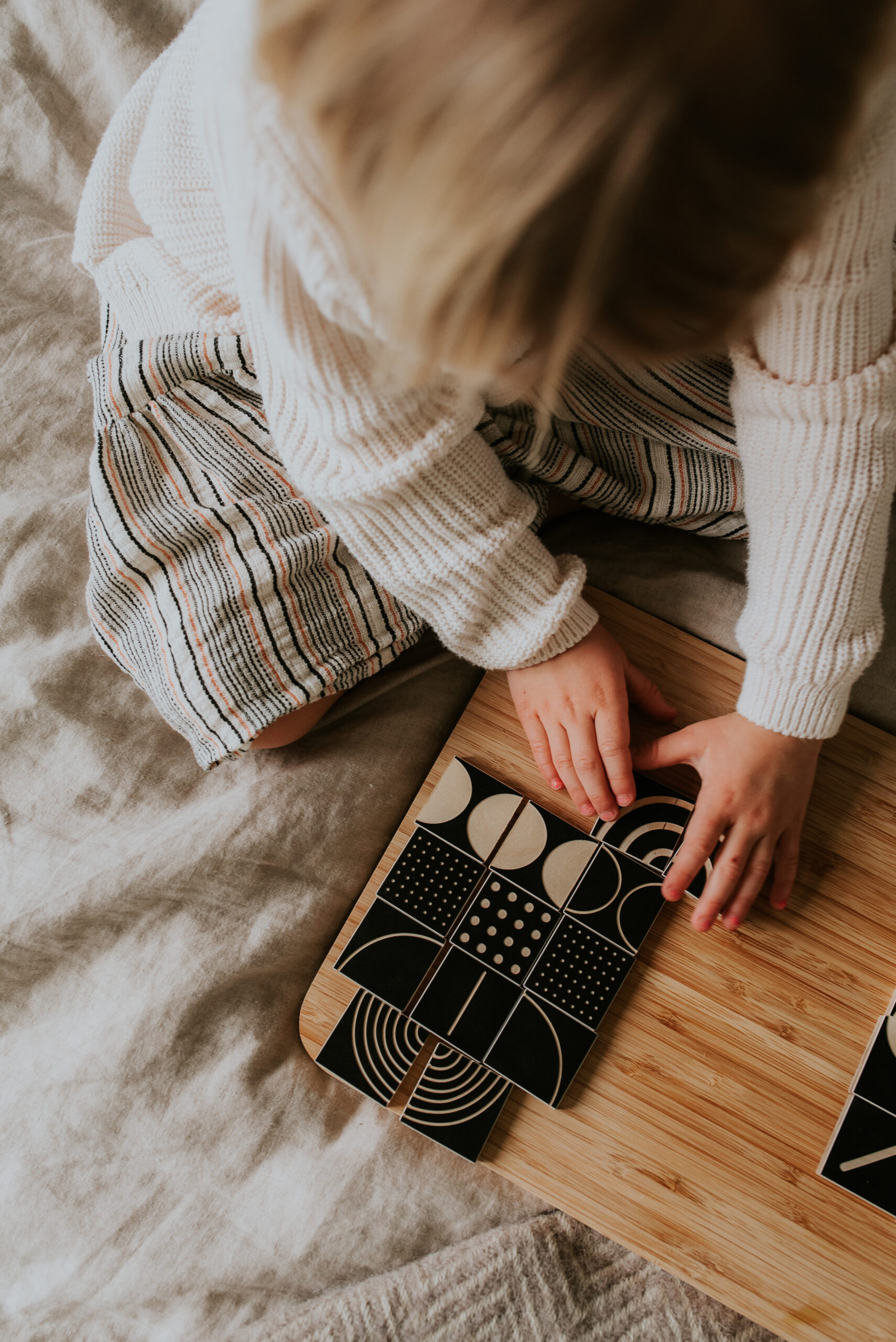 Kontrastinės lavinamosios medinės kaladėlės su kortelėmis - Image 6