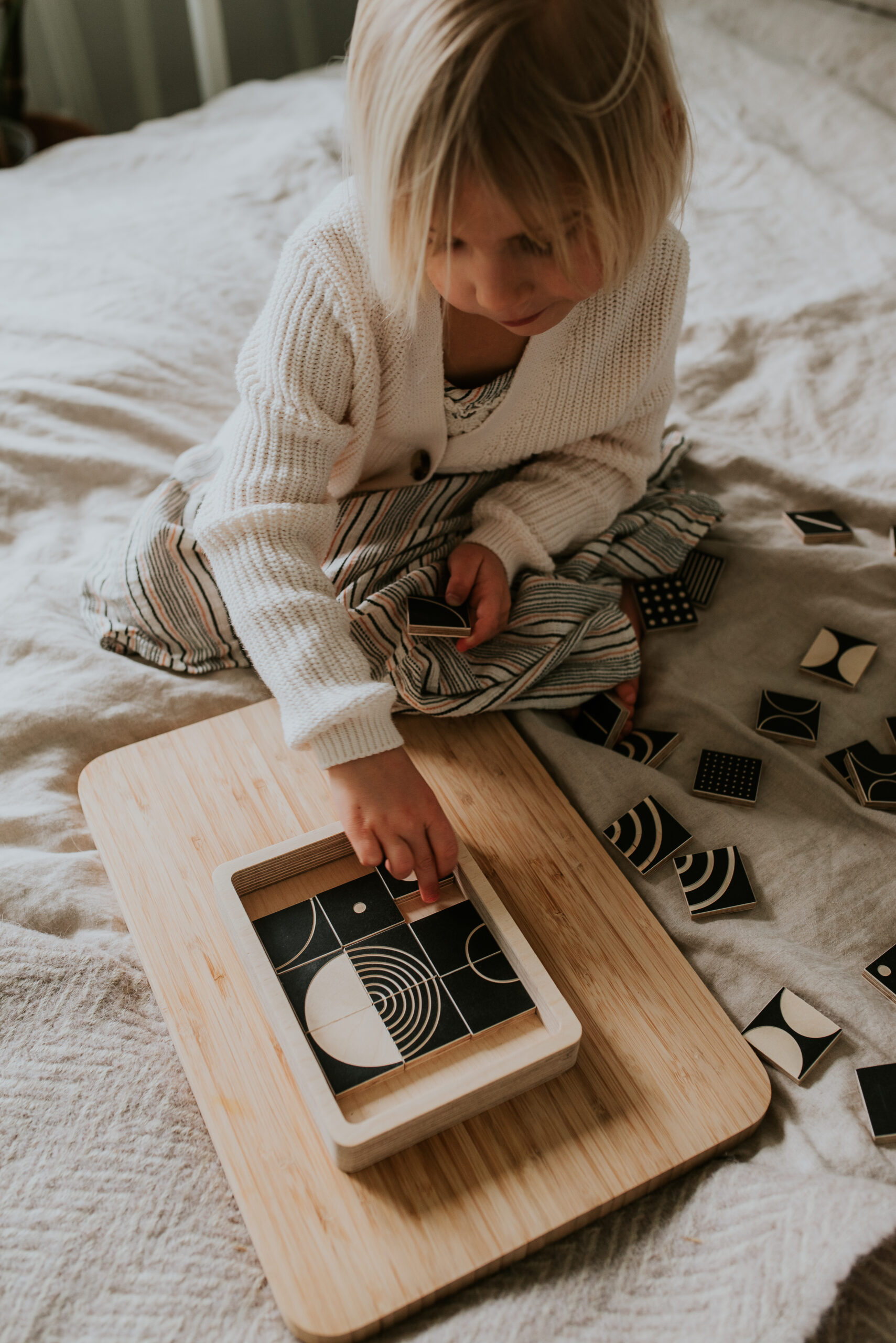 Kontrastinės lavinamosios medinės kaladėlės su kortelėmis - Image 4