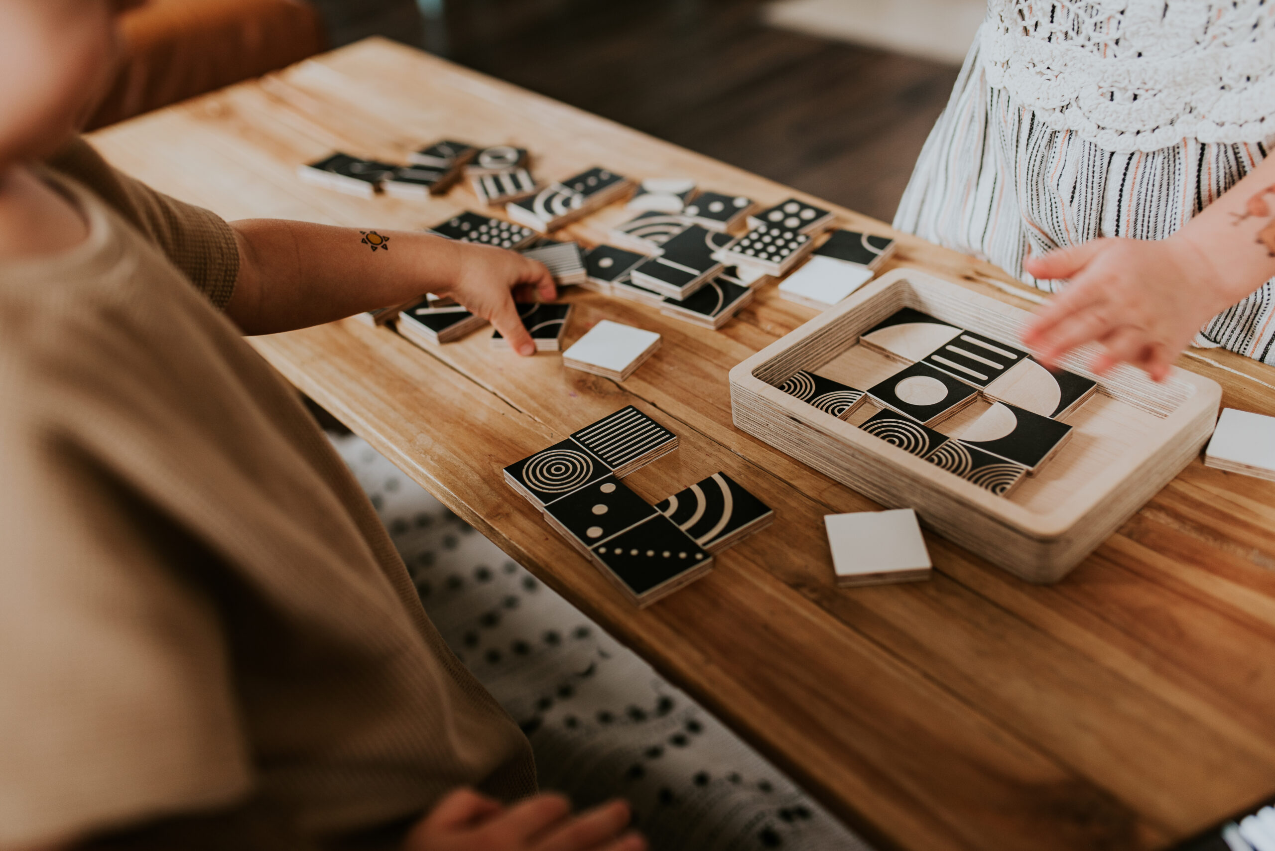 Kontrastinės lavinamosios medinės kaladėlės su kortelėmis - Image 13