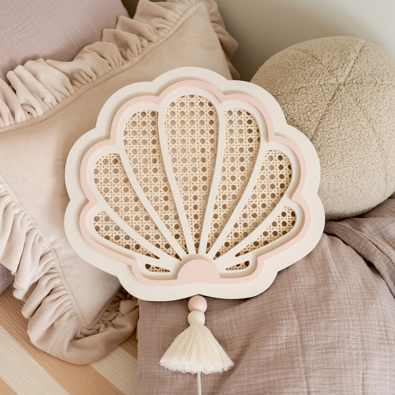 Medinis šviestuvas "Shell" - pudros rožinė ir chalvos spalva