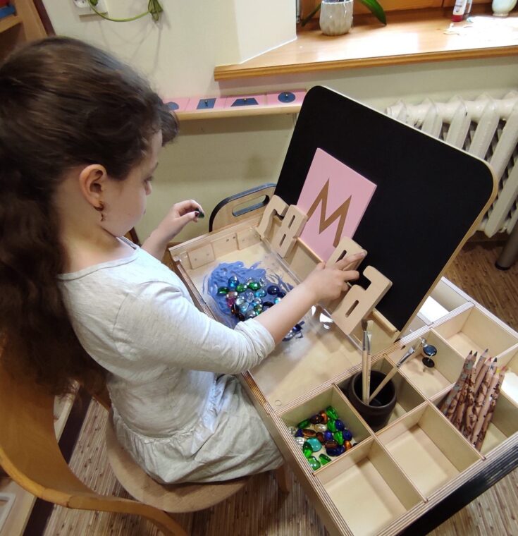 Reguliuojamo dydžio Montessori stalo ir kėdės komplektas „Julle“ – alyvinė - Image 5