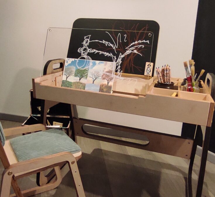 Reguliuojamo dydžio Montessori stalo ir kėdės komplektas „Julle“ – mėtinė - Image 3