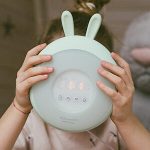 Lempa su žadintuvu „Rabbit” – žalia