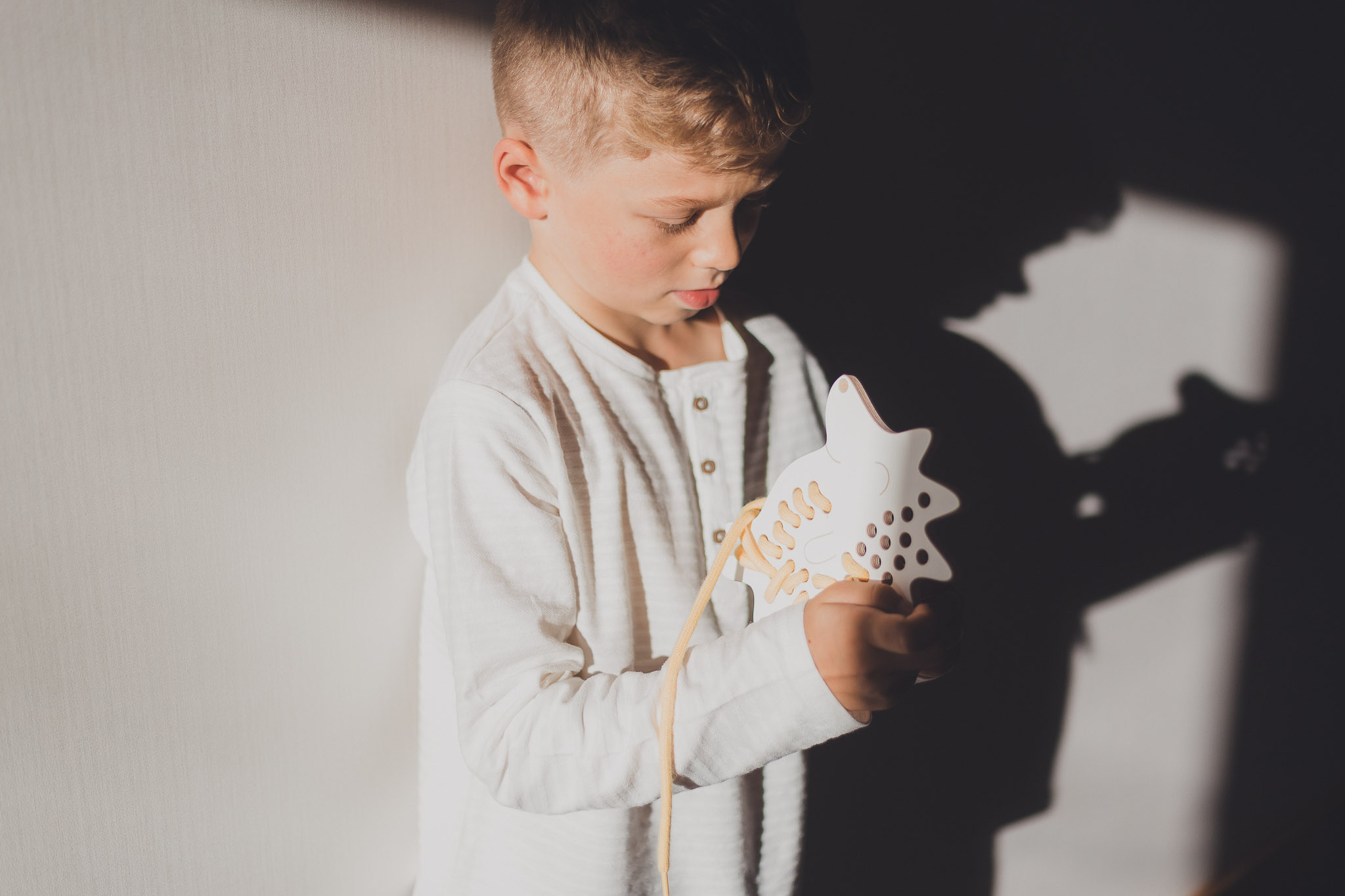 Medinis Montessori vėrimo žaislas "Little Hedgehog" - baltas su saplvota virvele - Image 2