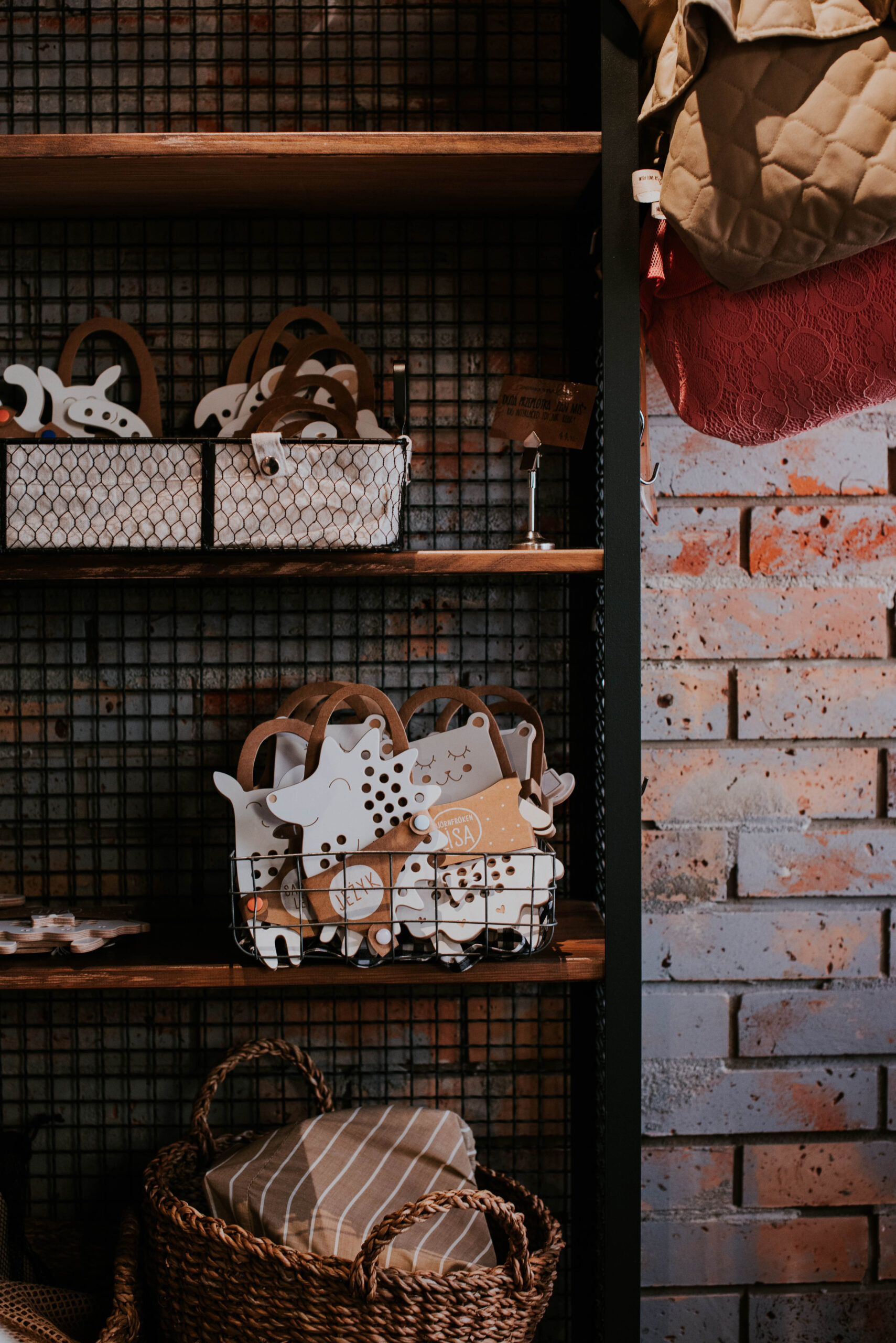 Medinis Montessori vėrimo žaislas "Little Hedgehog" - baltas su saplvota virvele