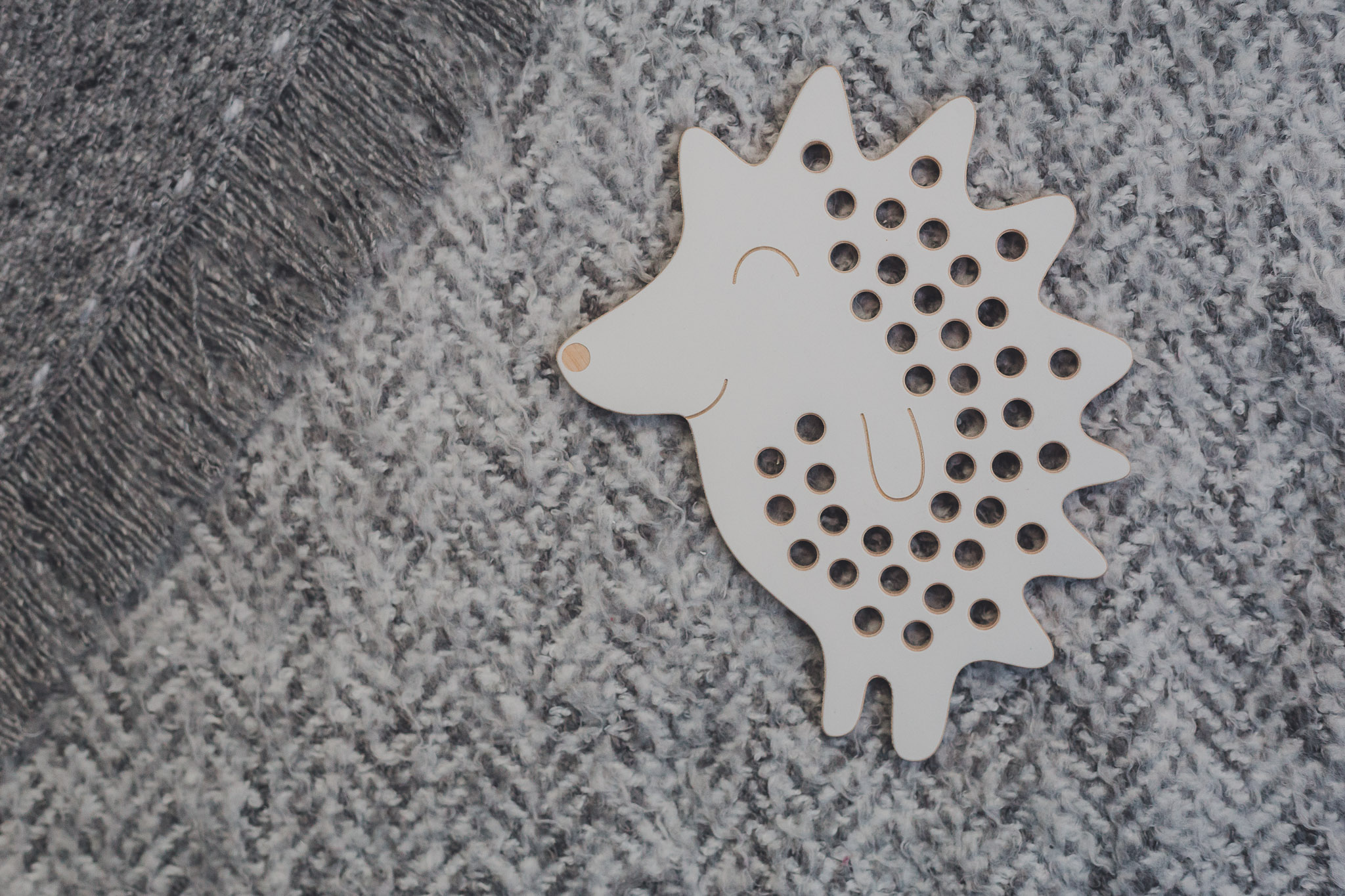 Medinis Montessori vėrimo žaislas "Little Hedgehog" - baltas su saplvota virvele - Image 5