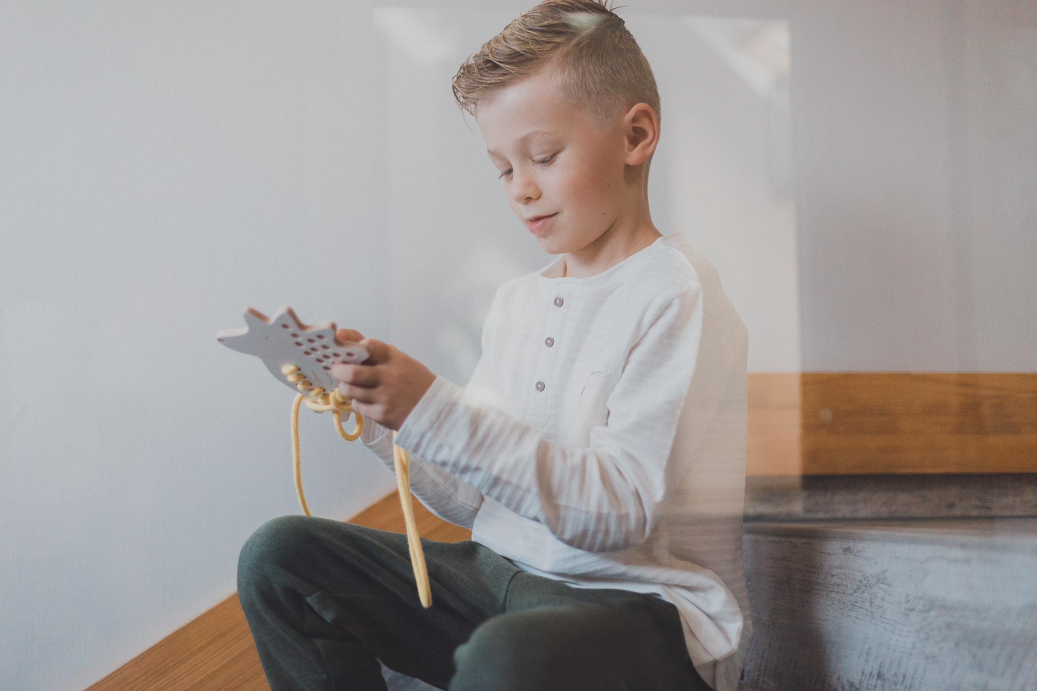 Medinis Montessori vėrimo žaislas "Little Hedgehog" - baltas su saplvota virvele - Image 3