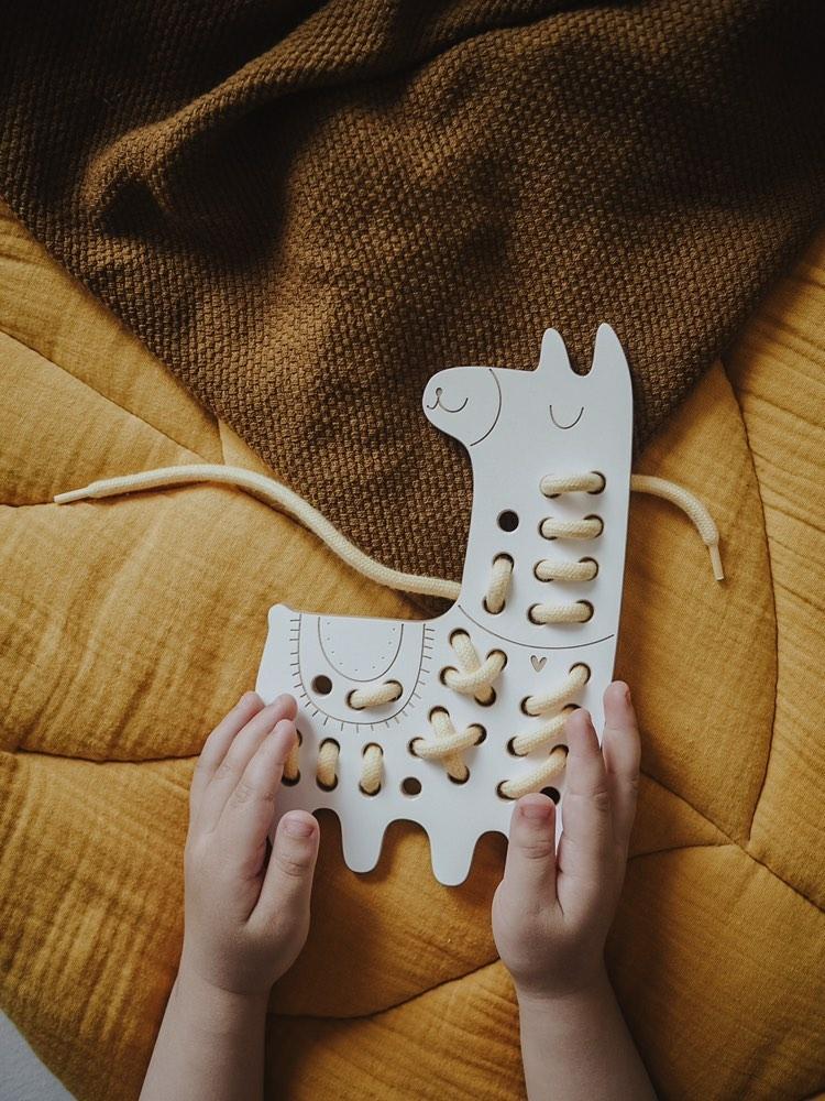 Medinis Montessori vėrimo žaislas "Lily the Lama" - baltas su saplvota virvele - Image 2