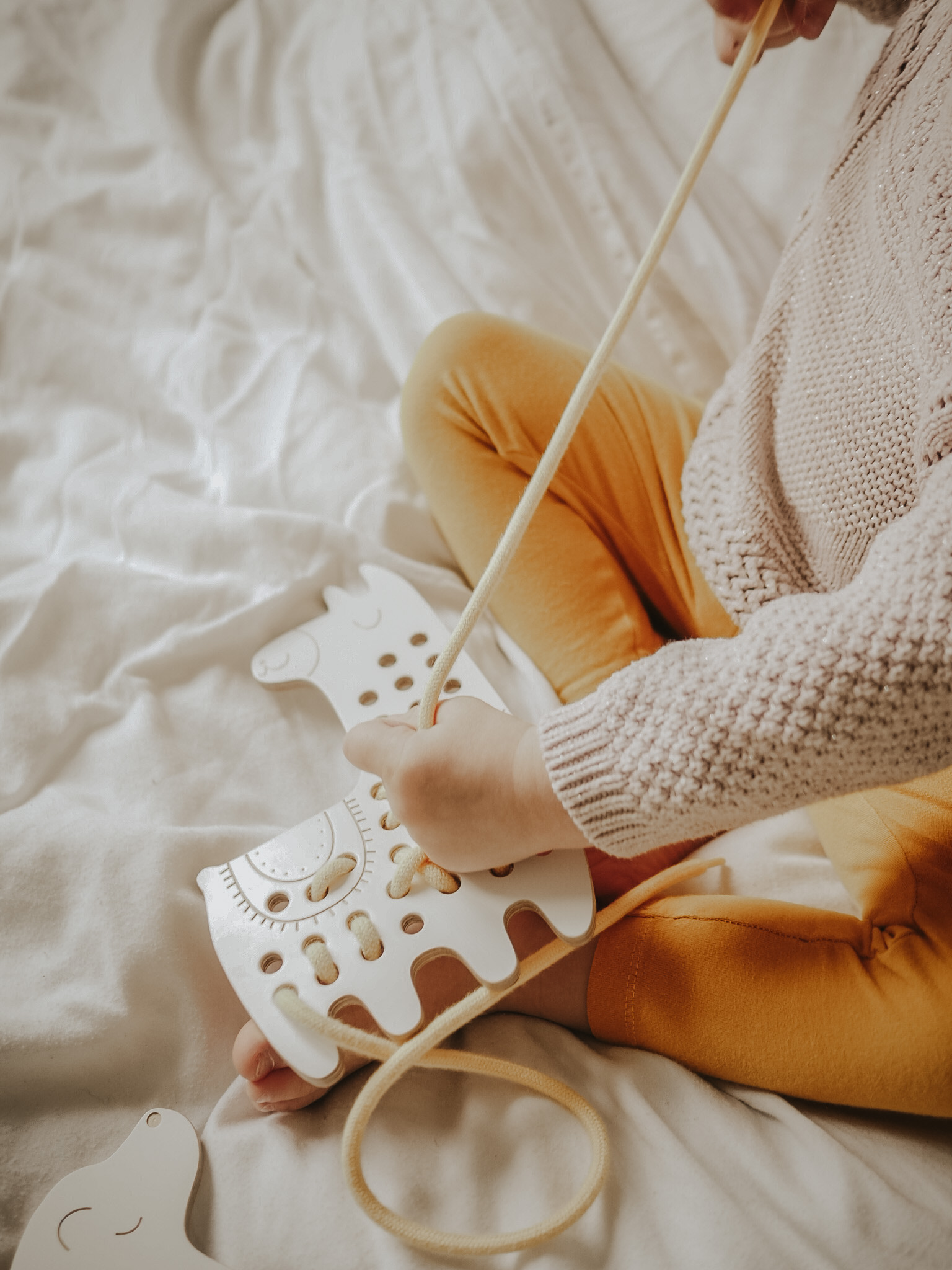 Medinis Montessori vėrimo žaislas "Lily the Lama" - baltas su saplvota virvele - Image 3